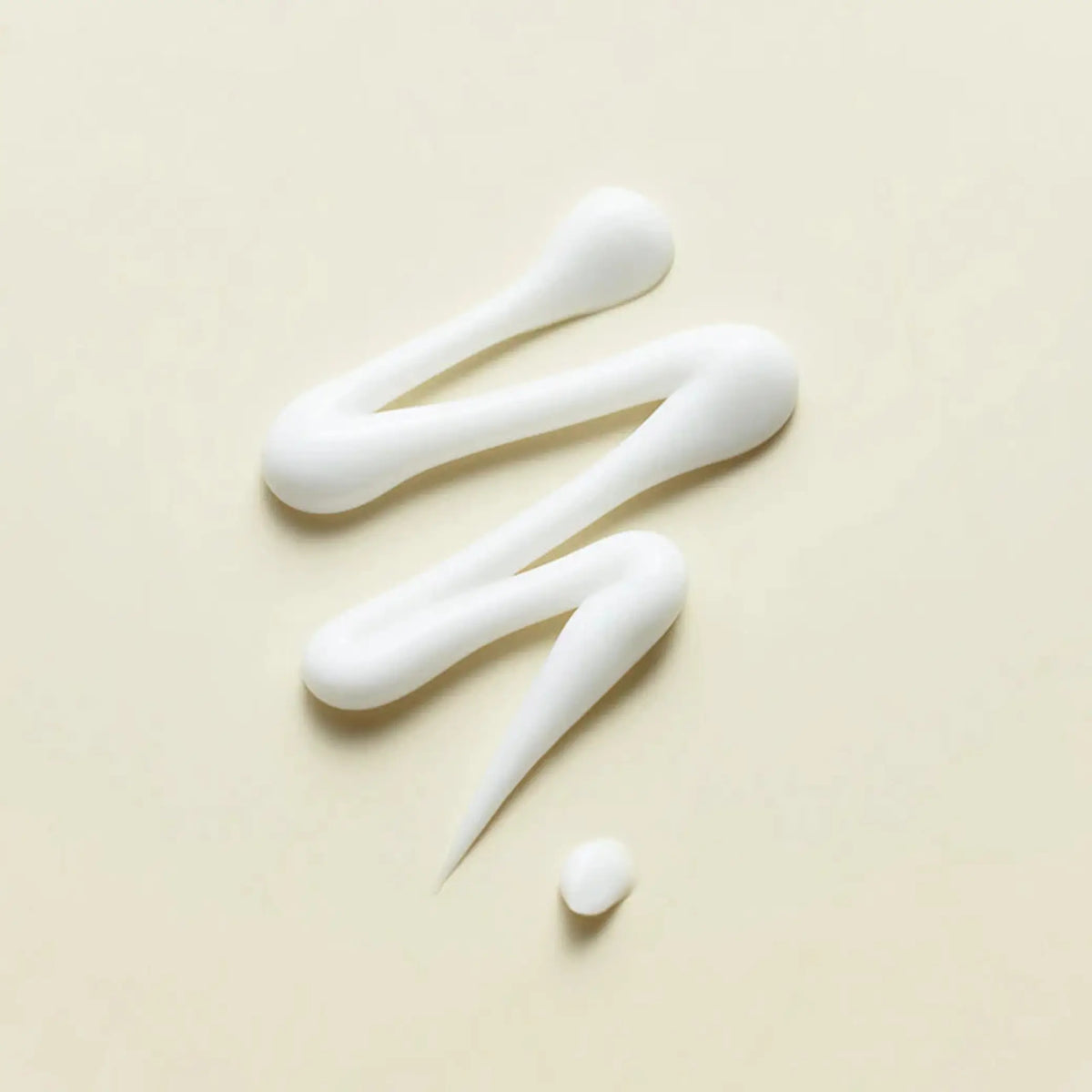 Wonder Releaf Centella Eye Cream Unscented da Purito Seoul textura do creme em zigzag em fundo bege