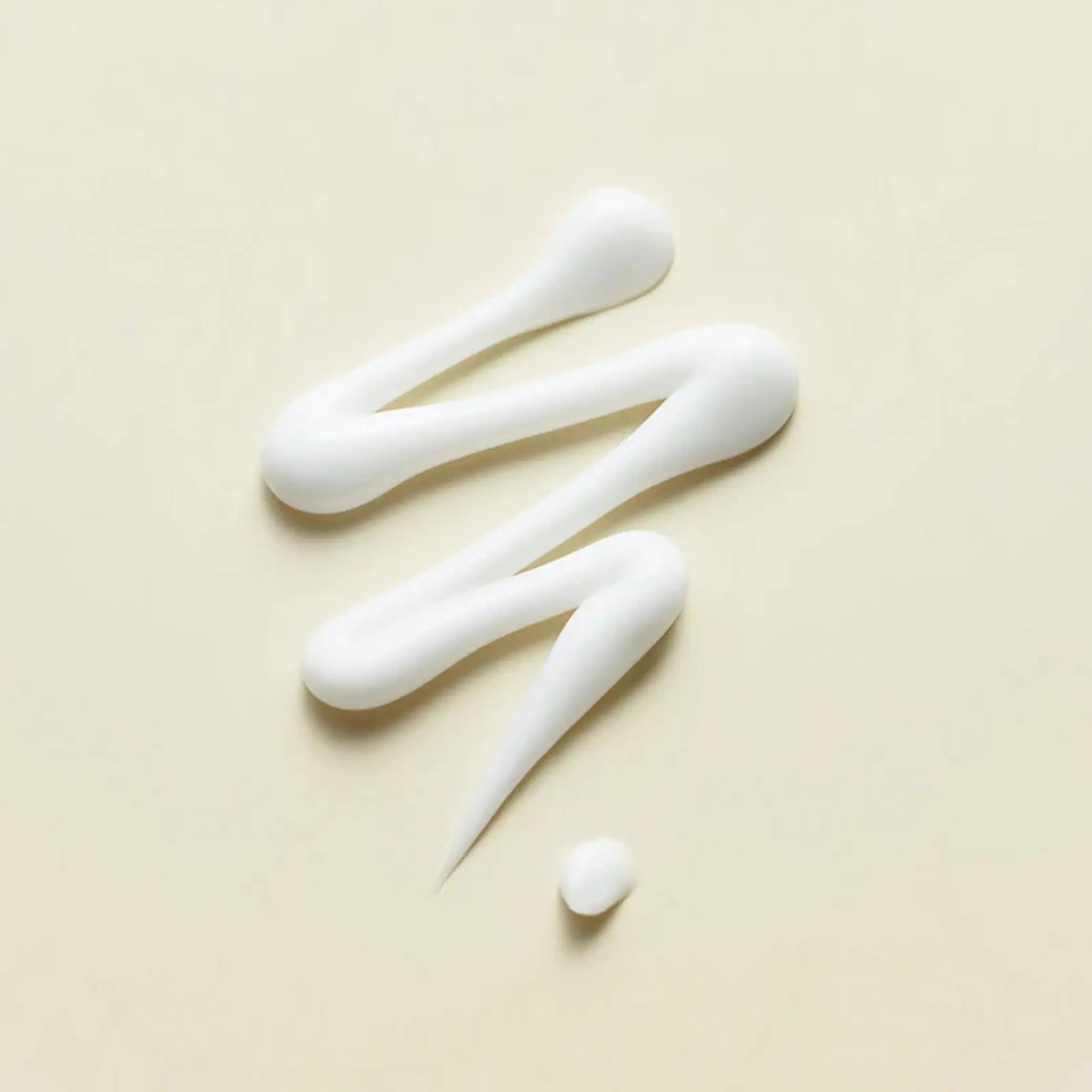 Wonder Releaf Centella Eye Cream Unscented da Purito Seoul textura do creme em zigzag em fundo bege