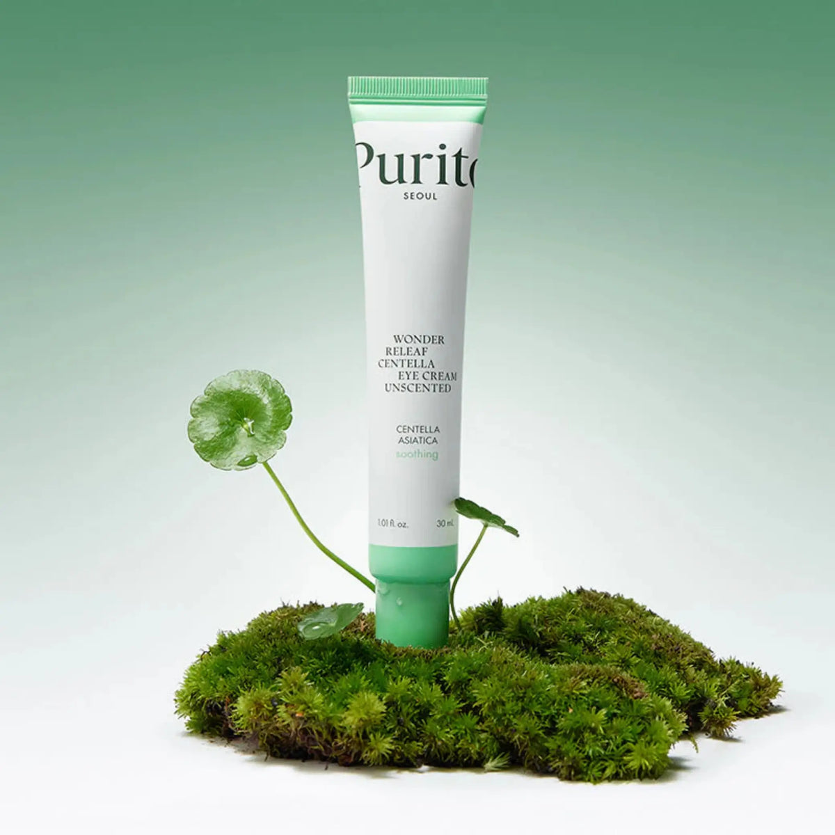 Wonder Releaf Centella Eye Cream Unscented da Purito Seoul tubo em pé sobre musgo com folha verde