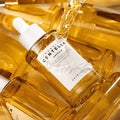 Madagascar Centella Ampoule da Skin1004 em frasco âmbar com líquido dourado a verter sobre a embalagem