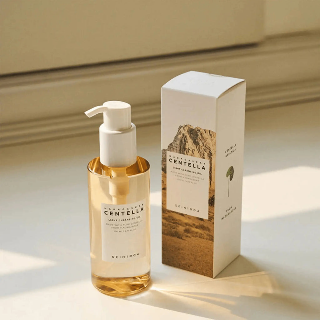 Madagascar Centella Light Cleansing Oil da Skin1004 em frasco com bomba ao lado da caixa com luz natural