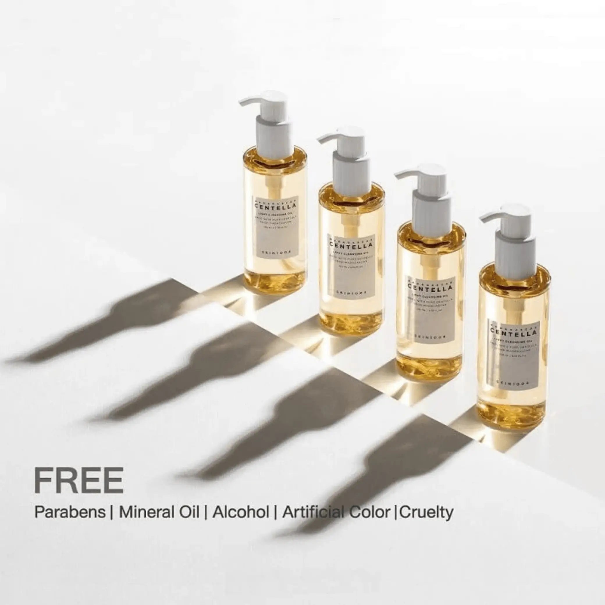 Madagascar Centella Light Cleansing Oil da Skin1004 em quatro frascos dispostos em fileira com sombras geométricas