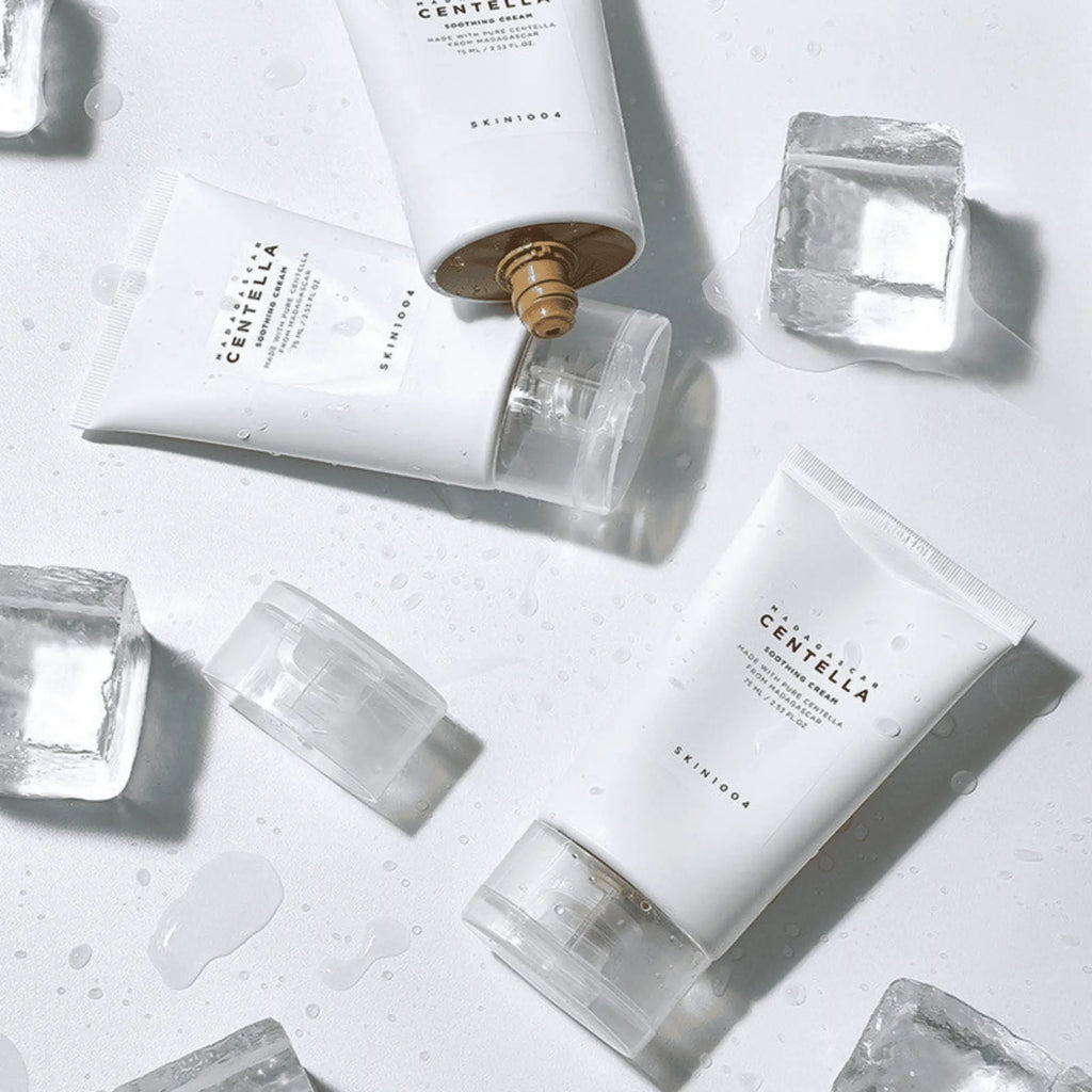 Madagascar Centella Soothing Cream da Skin1004 em duas bisnagss dispostas com cubos de gelo em redor