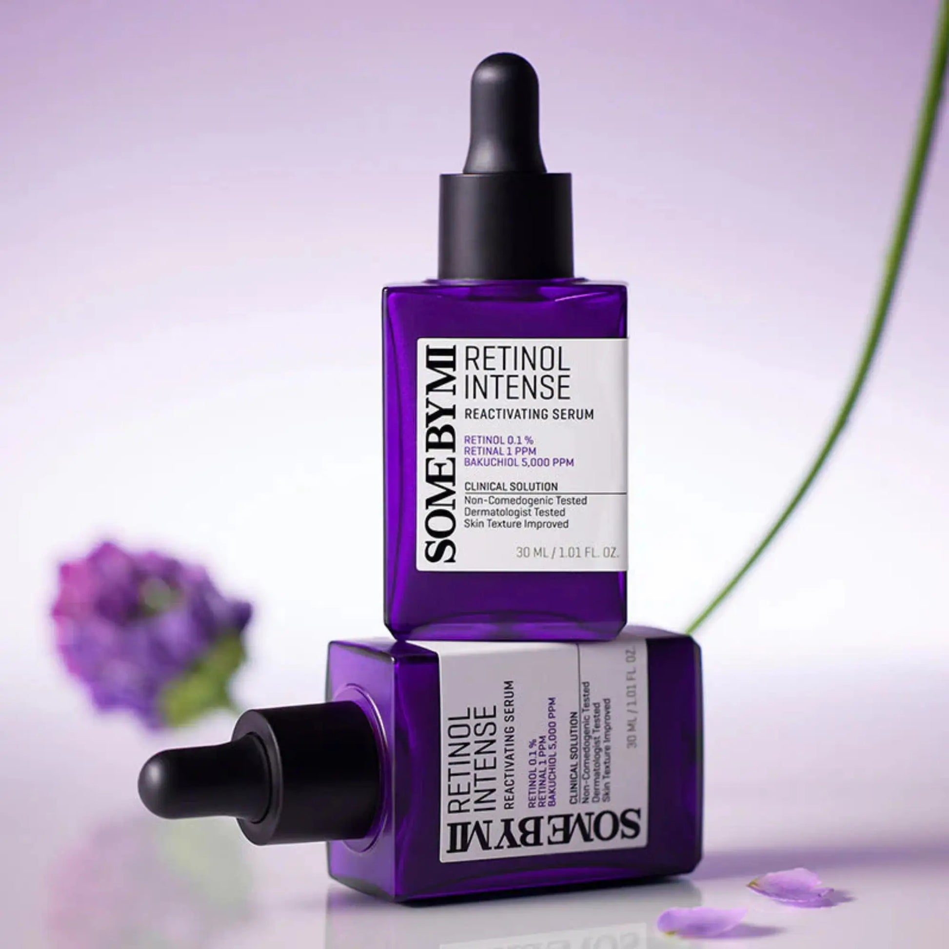 Some By Mi Retinol Intense Reactivating Serum 30ml, sérum facial coreano com retinol e niacinamida para firmeza, suavização de rugas e luminosidade, frasco sobre fundo lilás com flor decorativa ao lado, cosmética coreana skincare k-beauty Portugal.