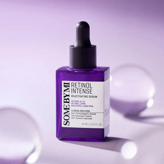 Some By Mi Retinol Intense Reactivating Serum 30ml, sérum coreano com retinol e niacinamida para anti-envelhecimento, firmeza e redução de rugas, frasco em pé sobre fundo lilás com esfera de vidro, cosmética coreana skincare k-beauty Portugal.