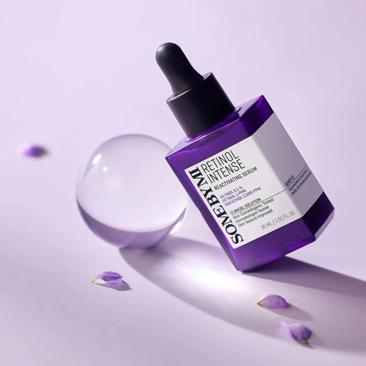 Some By Mi Retinol Intense Reactivating Serum 30ml, sérum coreano de retinol e niacinamida para suavizar rugas, melhorar elasticidade e dar firmeza à pele, frasco inclinado junto a esfera transparente sobre fundo lilás, cosmética coreana skincare k-beauty Portugal.