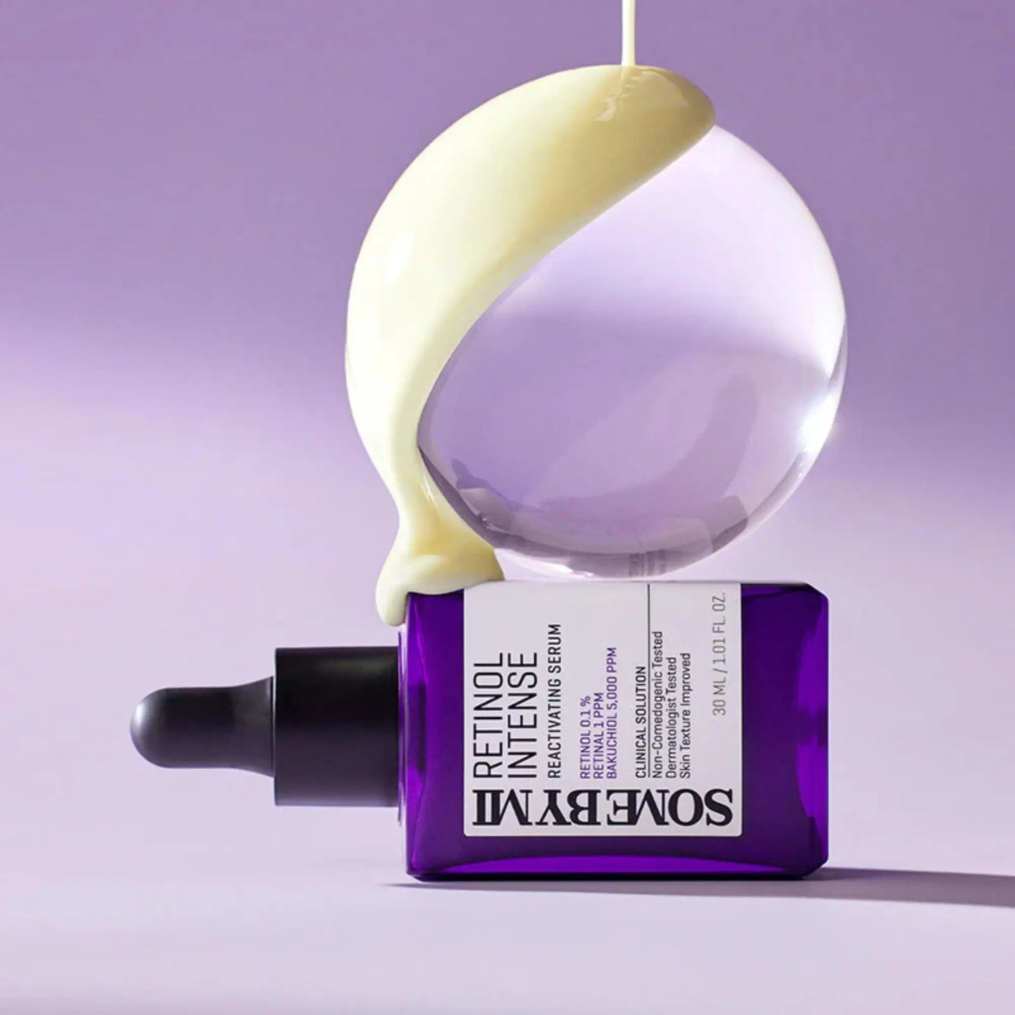 Some By Mi Retinol Intense Reactivating Serum 30ml, sérum coreano anti-envelhecimento com retinol e niacinamida, reforça a elasticidade e suaviza linhas finas, frasco suspenso com esfera transparente e fita verde sobre fundo lilás, cosmética coreana skincare k-beauty Portugal.