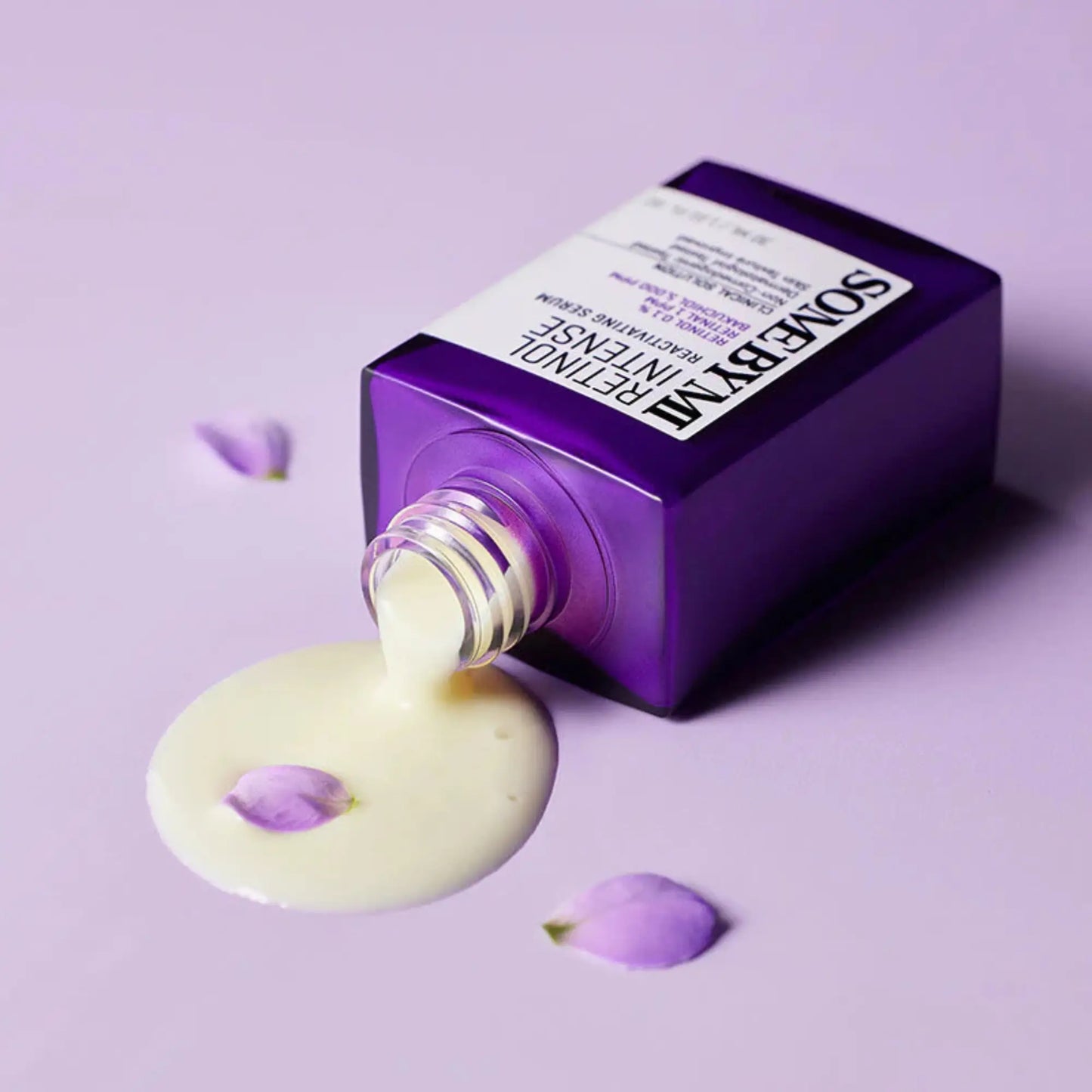 Some By Mi Retinol Intense Reactivating Serum 30ml, sérum coreano anti-envelhecimento com retinol e niacinamida, promove firmeza e regeneração da pele, frasco deitado com textura cremosa derramada e gotas lilás, cosmética coreana skincare k-beauty Portugal.