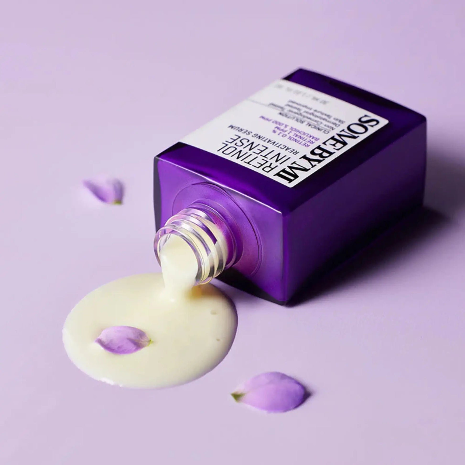 Some By Mi Retinol Intense Reactivating Serum 30ml, sérum coreano anti-envelhecimento com retinol e niacinamida, promove firmeza e regeneração da pele, frasco deitado com textura cremosa derramada e gotas lilás, cosmética coreana skincare k-beauty Portugal.