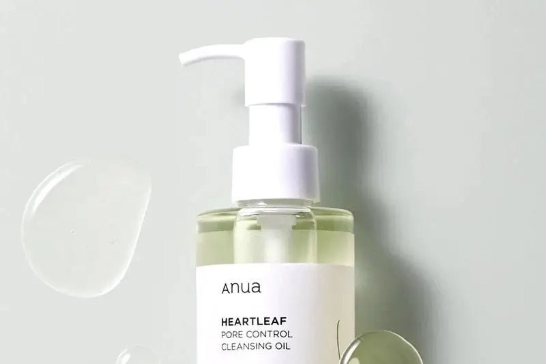 Heartleaf Pore Control Cleansing Oil da Anua – óleo de limpeza suave e eficaz que dissolve impurezas, maquilhagem e excesso de oleosidade. Enriquecido com extrato de heartleaf, purifica os poros sem irritar a pele. Um essencial da cosmética coreana e do k-beauty para um rosto limpo e equilibrado