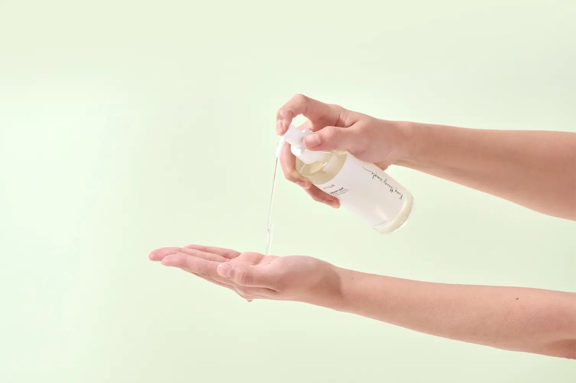 Heartleaf Pore Control Cleansing Oil da Anua – óleo de limpeza suave e eficaz que dissolve impurezas, maquilhagem e excesso de oleosidade. Enriquecido com extrato de heartleaf, purifica os poros sem irritar a pele. Um essencial da cosmética coreana e do k-beauty para um rosto limpo e equilibrado