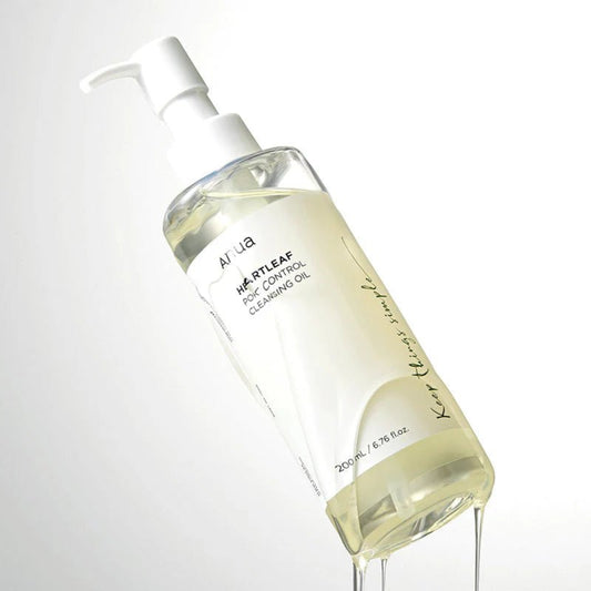 Heartleaf Pore Control Cleansing Oil da Anua – óleo de limpeza suave e eficaz que dissolve impurezas, maquilhagem e excesso de oleosidade. Enriquecido com extrato de heartleaf, purifica os poros sem irritar a pele. Um essencial da cosmética coreana e do k-beauty para um rosto limpo e equilibrado