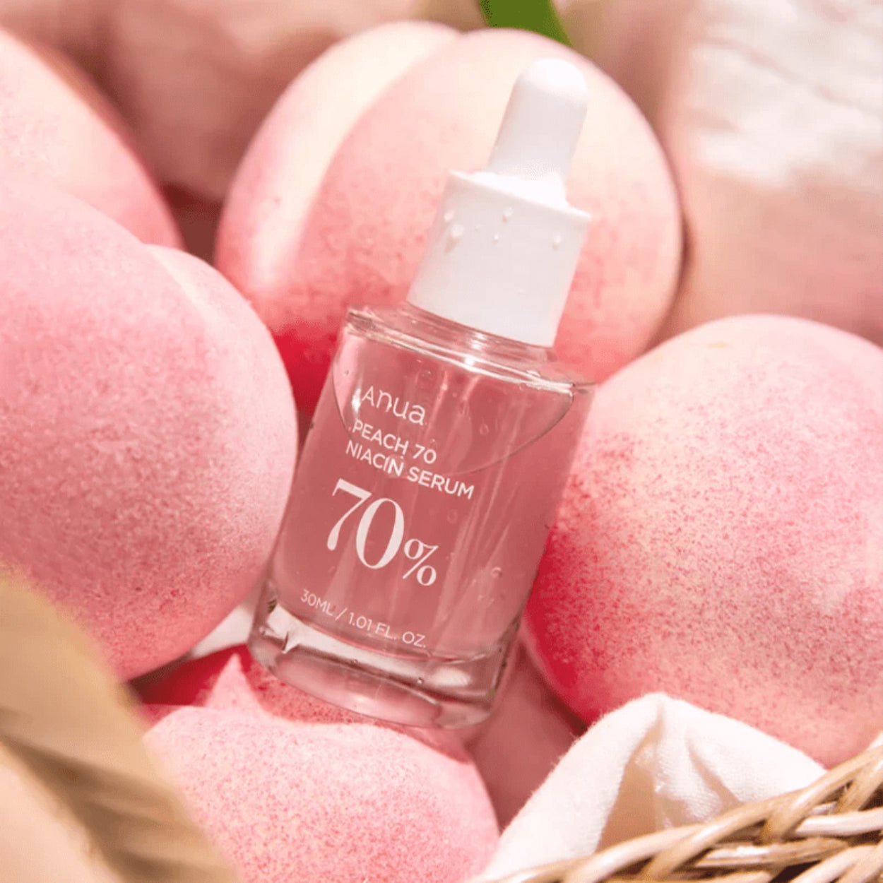 Peach 70 Niacin Serum da Anua – sérum iluminador com 70% de extrato de pêssego e niacinamida, ideal para uniformizar o tom da pele e proporcionar um brilho natural. A sua fórmula leve e refrescante hidrata e revitaliza, deixando a pele radiante e saudável. Descobre o poder da cosmética coreana e do k-beauty para um skincare eficaz e luminoso