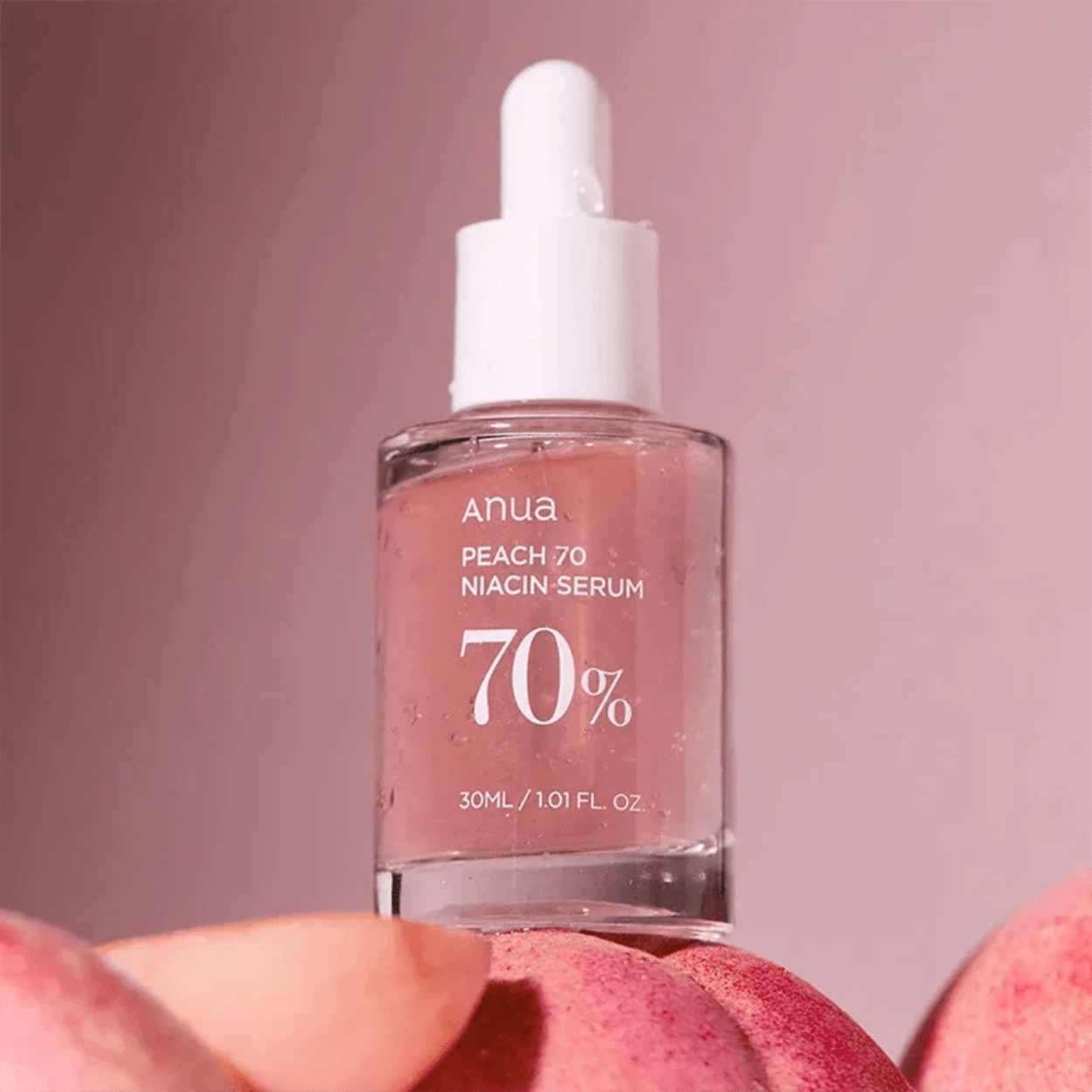 Peach 70 Niacin Serum da Anua – sérum iluminador com 70% de extrato de pêssego e niacinamida, ideal para uniformizar o tom da pele e proporcionar um brilho natural. A sua fórmula leve e refrescante hidrata e revitaliza, deixando a pele radiante e saudável. Descobre o poder da cosmética coreana e do k-beauty para um skincare eficaz e luminoso