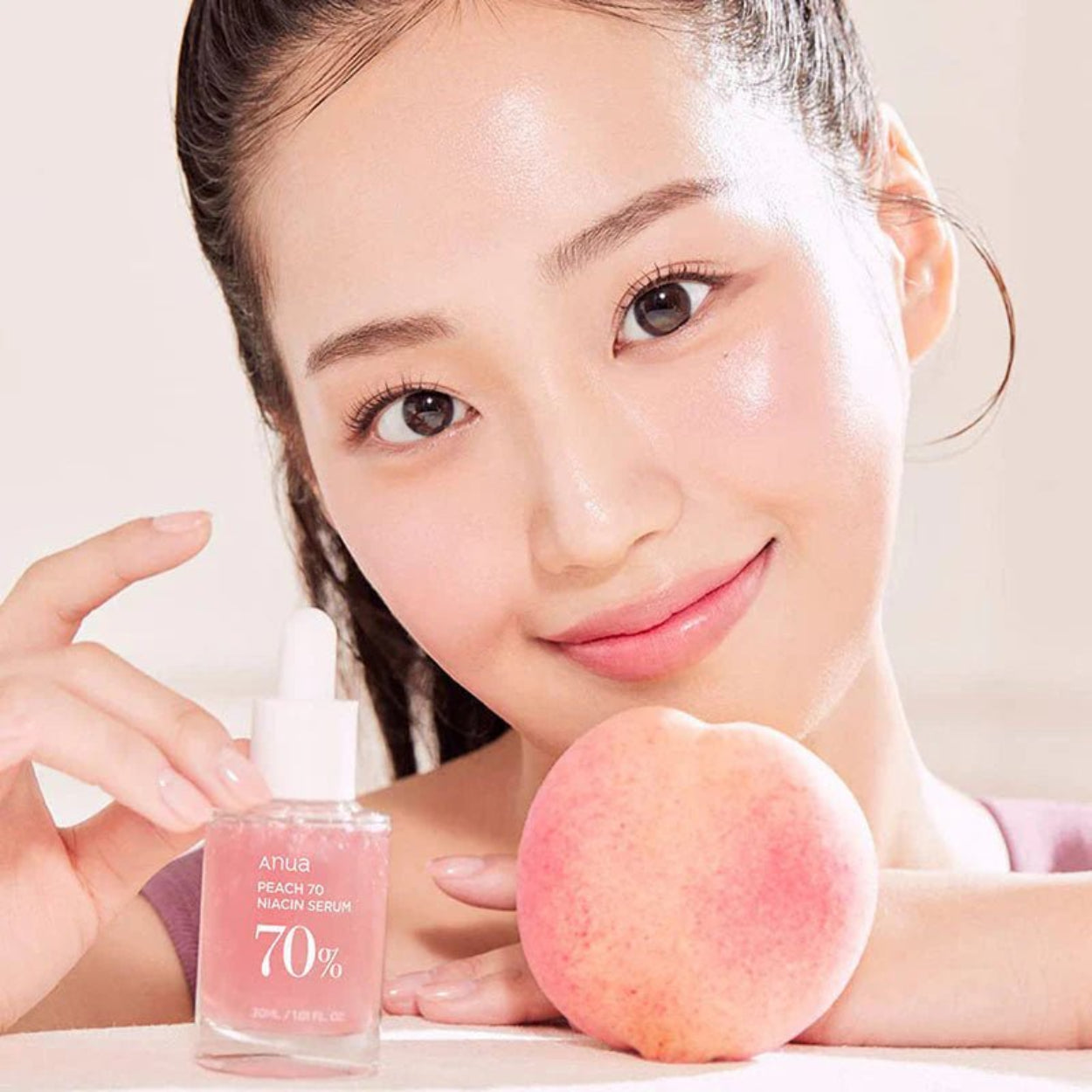 Peach 70 Niacin Serum da Anua – sérum iluminador com 70% de extrato de pêssego e niacinamida, ideal para uniformizar o tom da pele e proporcionar um brilho natural. A sua fórmula leve e refrescante hidrata e revitaliza, deixando a pele radiante e saudável. Descobre o poder da cosmética coreana e do k-beauty para um skincare eficaz e luminoso