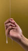 Vídeo: textura de sérum com extrato cítrico aplicada nas mãos, produto coreano calmante para reduzir vermelhidão da pele.