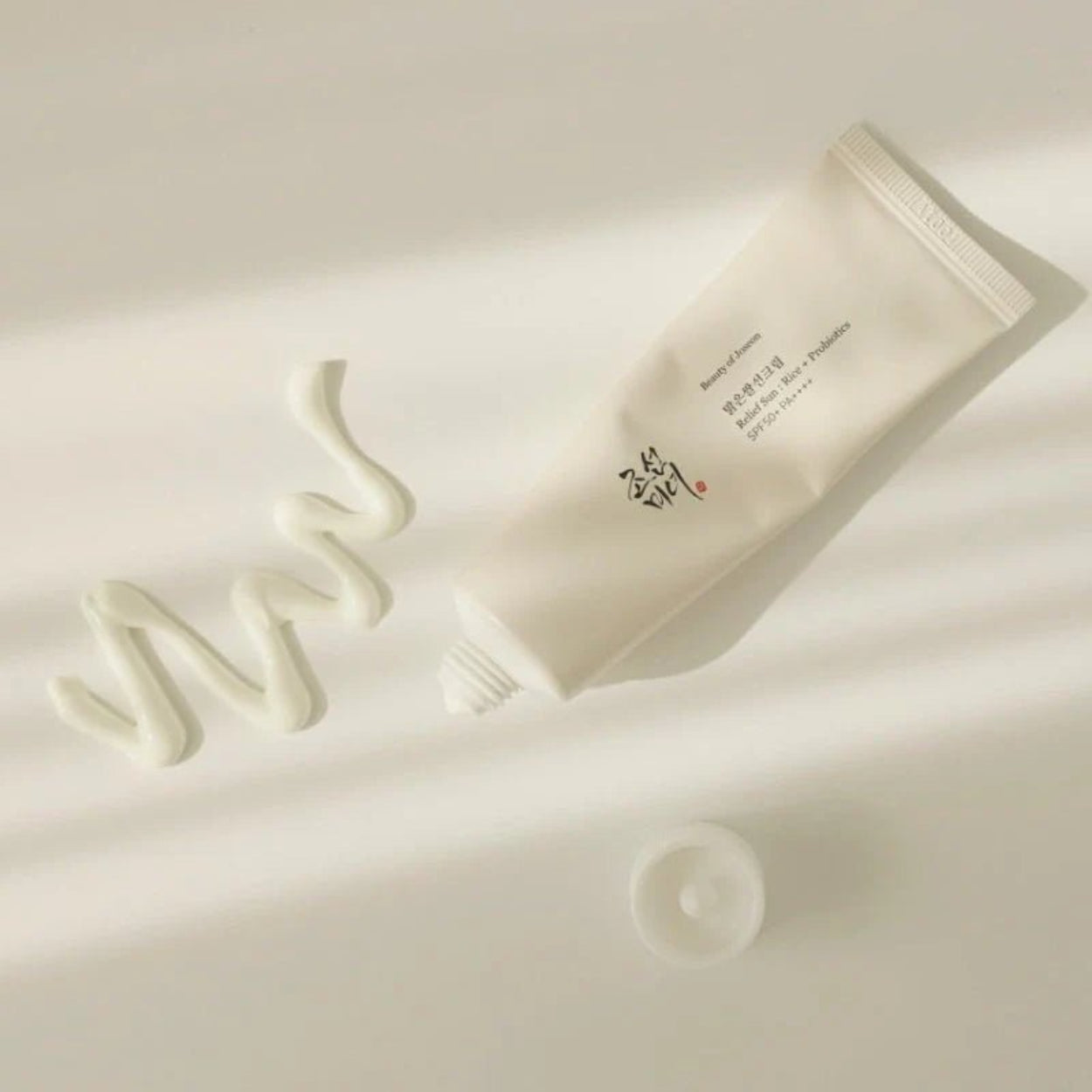 Relief Sun Rice + Probiotics da Beauty of Joseon – protetor solar coreano com SPF50+ PA++++, formulado com extrato de arroz e probióticos para hidratar e fortalecer a barreira cutânea. A sua textura leve e cremosa absorve rapidamente sem deixar resíduos brancos, proporcionando uma proteção eficaz contra os raios UV. Perfeito para todos os tipos de pele, especialmente pele sensível e desidratada. Um essencial de k-beauty na tua rotina de cosmética coreana para uma pele protegida, hidratada e luminosa