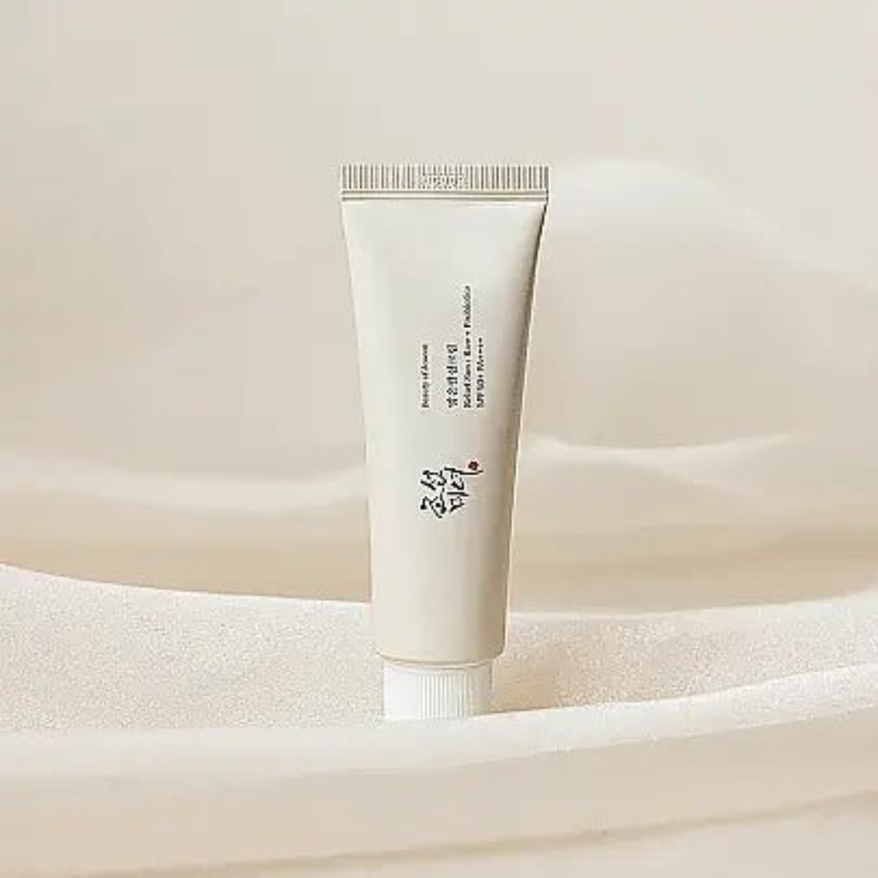 Relief Sun Rice + Probiotics da Beauty of Joseon – protetor solar coreano com SPF50+ PA++++, formulado com extrato de arroz e probióticos para hidratar e fortalecer a barreira cutânea. A sua textura leve e cremosa absorve rapidamente sem deixar resíduos brancos, proporcionando uma proteção eficaz contra os raios UV. Perfeito para todos os tipos de pele, especialmente pele sensível e desidratada. Um essencial de k-beauty na tua rotina de cosmética coreana para uma pele protegida, hidratada e luminosa