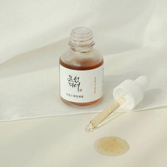 Revive Serum Ginseng + Snail Mucin da Beauty of Joseon – sérum revitalizante com ginseng e mucina de caracol, ideal para nutrir e restaurar a pele. A sua fórmula potente hidrata profundamente, melhora a elasticidade e proporciona um efeito iluminador. Um essencial de k-beauty para uma pele saudável e radiante na tua rotina de cosmética coreana