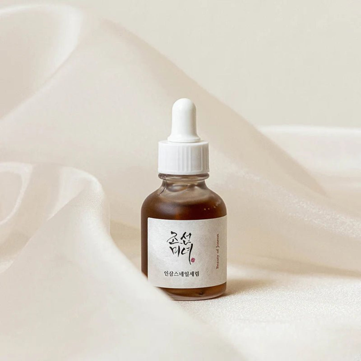 Revive Serum Ginseng + Snail Mucin da Beauty of Joseon – sérum revitalizante com ginseng e mucina de caracol, ideal para nutrir e restaurar a pele. A sua fórmula potente hidrata profundamente, melhora a elasticidade e proporciona um efeito iluminador. Um essencial de k-beauty para uma pele saudável e radiante na tua rotina de cosmética coreana
