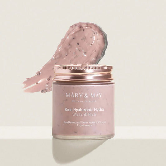 Rose Hyaluronic Hydra Wash Off Pack da Mary & May – máscara hidratante com água de rosa damascena e ácido hialurónico para uma pele nutrida e luminosa. A sua fórmula rica e cremosa ajuda a acalmar, suavizar e revitalizar a pele, deixando-a macia e hidratada. Um essencial de skincare coreano para quem procura uma pele saudável e radiante com um toque de luxo