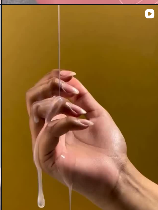 Textura de sérum coreano em gel a escorrer entre os dedos - skincare coreano HaemiSkin