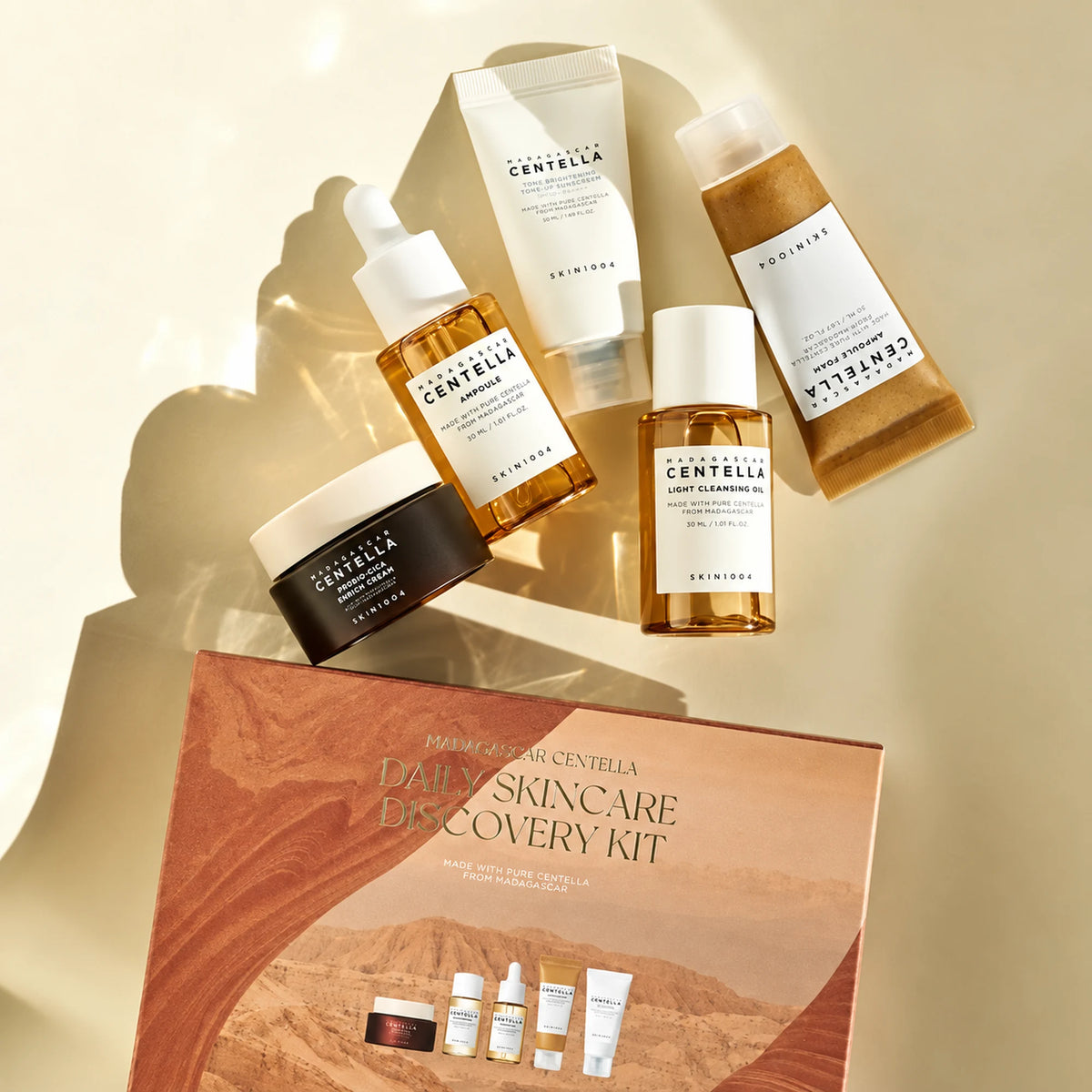 SKIN1004 Madagascar Centella Daily Skincare Discovery Kit com cinco miniaturas de cuidados de rosto e caixa.