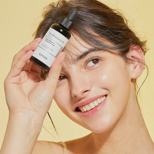 The Vitamin C 23 Serum da COSRX – sérum altamente concentrado com 23% de vitamina C pura para iluminar a pele, reduzir manchas escuras e uniformizar o tom. Enriquecido com vitamina E e ácido hialurónico, proporciona hidratação profunda e proteção antioxidante, combatendo sinais de envelhecimento. Um essencial de k-beauty para uma pele radiante e rejuvenescida