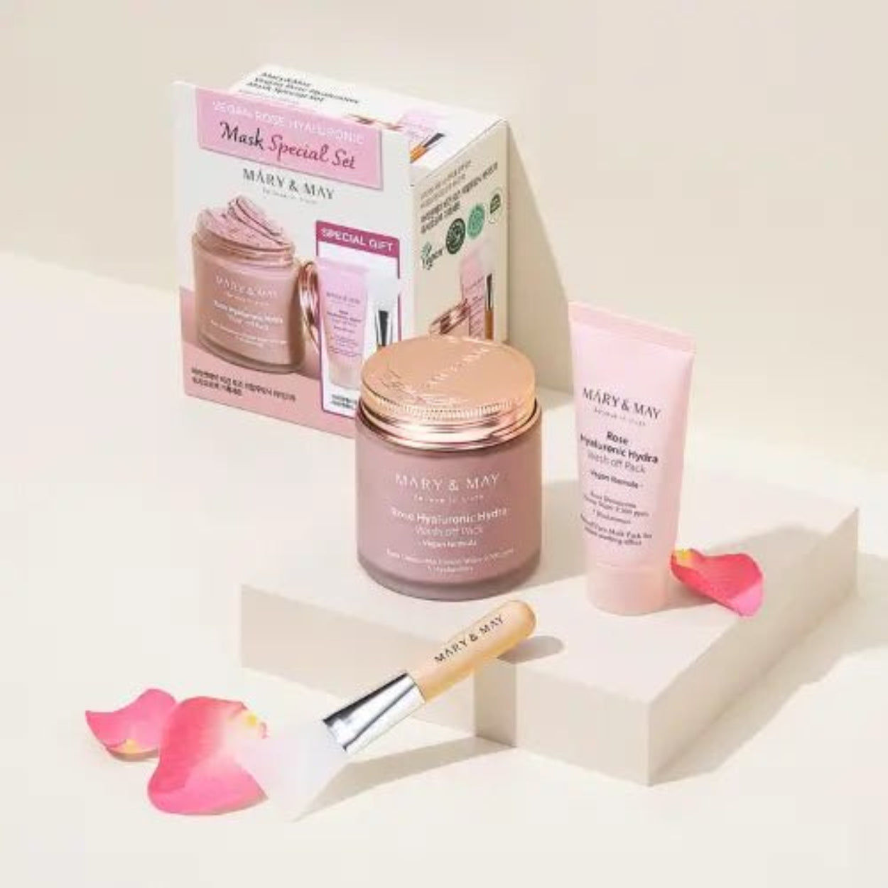 Vegan Hyaluronic Hydra Wash Off Mask Special Gift Set da Mary & May – um conjunto especial com a máscara hidratante de rosa e ácido hialurónico, enriquecida com 5 tipos de ácido hialurónico e extrato de rosa damascena. Esta máscara vegana ajuda a hidratar em profundidade, acalmar e revitalizar a pele, proporcionando um glow natural. O kit inclui uma máscara full-size, uma versão mini para viagens e um pincel aplicador. Ideal para um ritual de self-care com skincare coreano