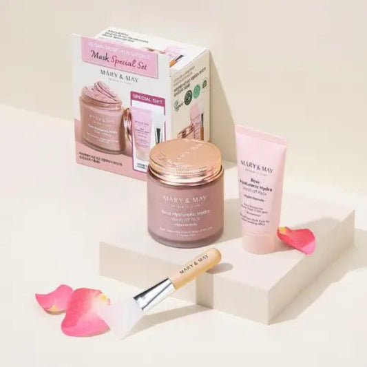 Vegan Hyaluronic Hydra Wash Off Mask Special Gift Set da Mary & May – um conjunto especial com a máscara hidratante de rosa e ácido hialurónico, enriquecida com 5 tipos de ácido hialurónico e extrato de rosa damascena. Esta máscara vegana ajuda a hidratar em profundidade, acalmar e revitalizar a pele, proporcionando um glow natural. O kit inclui uma máscara full-size, uma versão mini para viagens e um pincel aplicador. Ideal para um ritual de self-care com skincare coreano